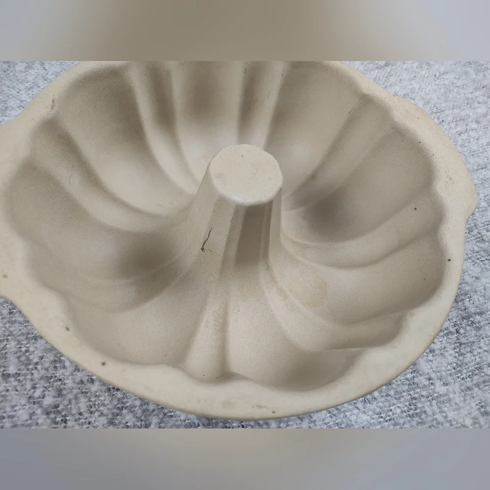 The Pampered Chef Beige Bundt Cake Pan Bake Mold Stone - Picture 3 of 6